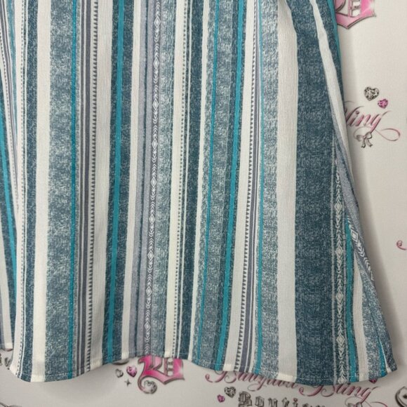 Bloomchic Tshirt top blue white striped v neck light weight style beach 🏖️ vibe - Picture 7 of 8